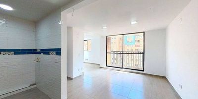 Apartamento en venta de 58 m², con vista exterior, ubicado en un 8vo piso (Torre 2 Apto 803), con acceso por ascensor. Cuenta con 2 habitaciones, 2 baños, sala comedor, cocina integral y zona de lavandería, con la posibilidad de adecuar una tercera habitación si se desea, manteniendo la funcionalidad del espacio. Sus pisos en cerámica ofrecen practicidad y fácil mantenimiento. El conjunto brinda un estilo de vida cómodo gracias a sus zonas verdes, piscina, gimnasio, salón de juegos, salón comunal, área infantil, parqueadero comunal y vigilancia privada las 24 horas. Su ubicación es privilegiada, cerca a los centros comerciales Casablanca y Madrid, almacenes como Surtimax, D1 y Ara, instituciones educativas como el Colegio Finlandés Juan Pablo II y el Colegio Gabriel Echavarría, además de universidades como el Politécnico Grancolombiano y UNIMINUTO, con excelentes vías de acceso por la Carrera 23 y la Calle 6 Sur.
 h_property_nid_ref:  18093455233
 h_property_uuid_detail:  37cf30ba-295e-4925-82a2-363a75f684a3
 ubicacion: Madrid,La Prosperidad
 Inmueble ofertado por nuestro aliado HABI.