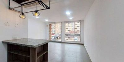 Descubre este encantador apartamento de 59?m², ubicado en el segundo piso de la Torre 4 Apto 204, con acceso tanto por escaleras como por ascensor y una agradable vista interior que aporta tranquilidad. Su distribución funcional incluye tres habitaciones, dos baños, una acogedora sala comedor, cocina integral y zona de lavandería, con piso cerámico en todas sus áreas para mayor facilidad de mantenimiento. El conjunto ofrece espacios pensados para el bienestar y el disfrute familiar como zonas verdes, parque infantil, piscina, salón de juegos, cancha múltiple, salón social y seguridad privada las 24 horas. Ubicado estratégicamente cerca de los centros comerciales Los Pinos y Alcaparros, almacenes Éxito, Olímpica y D1, además de instituciones educativas como el Colegio Infantes del Sosiego, el Pedagógico Inglés y la Universidad UNIMINUTO Madrid. Cuenta con excelentes vías de acceso por la Carrera 24 y la Calle 1. Aquí podrás empezar una nueva etapa llena de comodidad y bienestar.
 h_property_nid_ref:  36360848741
 h_property_uuid_detail:  011cad82-13ab-40a0-a844-6c4bcf0498cc
 ubicacion: Madrid,El Sosiego
 Inmueble ofertado por nuestro aliado HABI.