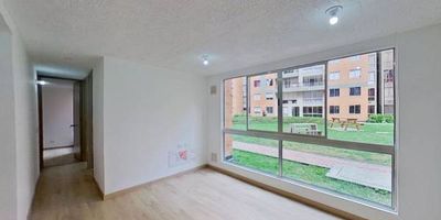 Apartamento en venta de 46M², con vista interior, ubicado en un 1er piso (Torre 17 Apto 168), acceso por hall de la torre, parqueadero propio cubierto (761). Consta de 3 habitaciones, 2 baños, sala comedor, cocina integral y zona de lavandería. Tiene piso laminado en habitaciones y zona social y cerámico en baños y cocina. El conjunto cuenta con salón comunal, parque infantil, zona BBQ, zonas verdes y vigilancia privada las 24 horas. Cerca a centro comercial EcoPlaza; cerca a Tiendas y supermercado de barrio; cerca a colegio Cristiano Integral de Funza; cerca a paraderos de transporte público e intermunicipal; Vías de acceso por la Via Mosquera - Mesa y Calle 17 Sur.
 h_property_nid_ref:  32679885620
 h_property_uuid_detail:  2cabdab9-3aa3-4124-8c02-25426c7859fa
 ubicacion: Mosquera,Mosquera Centro
 Inmueble ofertado por nuestro aliado HABI.