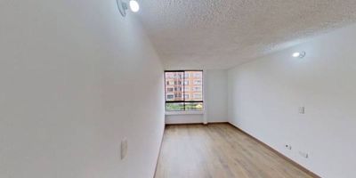 Apartamento en venta de 46m2, con vista interior, ubicado en un 3er piso (Torre 21 Apto 303), acceso por escaleras, parqueadero comunal. Consta de 3 habitaciones, 1 baño, sala comedor, cocina y zona de lavandería. Tiene piso laminado en habitaciones, zona social y cerámico en baño y cocina. El conjunto cuenta con salón comunal, parque infantil, zonas verdes, zona social y vigilancia privada las 24 horas. Cerca a centro comercial Eco Plaza; cerca a tiendas y supermercados de barrio; cerca a colegio Institución Educativa La Armonía; cerca a paraderos de transporte publico; Vías de acceso por la calle 23 y Carrera 20a.
 h_property_nid_ref:  35938741640
 h_property_uuid_detail:  05144a5e-e7b5-48a4-8013-85c1c6ae1e3f
 ubicacion: Mosquera,Mosquera
 Inmueble ofertado por nuestro aliado HABI.