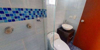 Apartamento en venta de 46m², con vista interior, ubicado en un 5to piso (Torre 5 Apto 502), acceso por escaleras. Consta de · habitaciones, 1 baño, sala comedor, cocina integral y zona de lavandería. Tiene piso laminado en habitaciones y zona social y cerámico en baños y cocina.  El conjunto cuenta con salón comunal, parque infantil, zonas verdes y vigilancia privada las 24 horas. Cerca a centro comercial Eco Plaza; cerca de almacenes de cadena Supermercados y tiendas de barrio; cerca a colegio Institución Educativa La Armonía; cerca a paraderos de transporte público; Vías de acceso por la Carrera 17 y Calle 23.
 h_property_nid_ref:  32917438633
 h_property_uuid_detail:  074baec5-97dc-4c41-9525-87179bd083a7
 ubicacion: Mosquera,Mosquera
 Inmueble ofertado por nuestro aliado HABI.