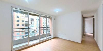 Apartamento en venta de 48 M², con vista interior, ubicado en un 5to piso (Torre 17 Apto 565), acceso por ascensor, parqueadero propio cubierto (523). Consta de 3 habitaciones, 2 baños, sala comedor, cocina integral y zona de lavandería. Tiene piso laminado en habitaciones y zona social y cerámico en baños y cocina. El conjunto cuenta con zona verde, cancha múltiple, zona BBQ, parque infantil salón social, vigilancia privada las 24 horas; cerca a Vías de acceso por la Calle 17 Sur.
 h_property_nid_ref:  20783682434
 h_property_uuid_detail:  a4e0ad5b-da15-4d10-930a-992ad4fde382
 ubicacion: Mosquera,San Jose
 Inmueble ofertado por nuestro aliado HABI.