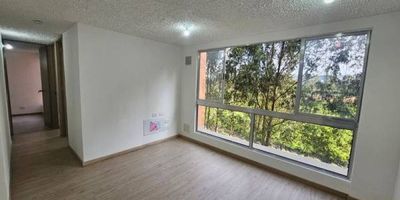 Apartamento en venta de 46 m2, con vista interior, ubicado en un 6to piso (Torre 7 Apto 626), acceso por ascensor y escaleras. Parqueadero propio cubierto (481). Consta de 3 habitaciones, 2  baños, sala comedor, cocina integral y zona de lavandería. Tiene piso laminado en zona social, habitaciones y piso cerámico en cocina y baños. El  conjunto cuenta con zona verde, cancha múltiple, zona BBQ, parque infantil salón social, vigilancia privada las 24 horas; cerca a  supermercados; Vías de acceso por la Calle 17 Sur 
 h_property_nid_ref:  35300628224
 h_property_uuid_detail:  950f4c24-8c1d-4c13-975f-7dc5a105dc9f
 ubicacion: Mosquera,San José
 Inmueble ofertado por nuestro aliado HABI.