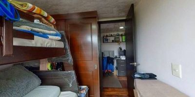 Apartamento en venta de 58m2, con vista exterior, ubicado en un 2do piso (Torre 1 Apto 206), acceso por escaleras y ascensor. Consta de 3 habitaciones, 2 baños, sala comedor, cocina integral y zona de lavandería. Tiene piso cerámico en todas sus zonas. El conjunto cuenta con salón social, zona de niños, gimnasio, piscina, zonas verdes y vigilancia privada las 24 horas. Cerca a centro comercial Ecoplaza y El Trébol; cerca a almacenes de cadena como Olimpica, Exito, D1 y Ara; cerca a colegio Gimnasio Pedagogico San Rafael; cerca a Politécnico Grancolombiano; Vías de acceso por la carrera 10 y calle 5.
 h_property_nid_ref:  21866223028
 h_property_uuid_detail:  9809fb99-9fff-4997-b0b7-aad1ab147b20
 ubicacion: Mosquera,Santa Ana
 Inmueble ofertado por nuestro aliado HABI.