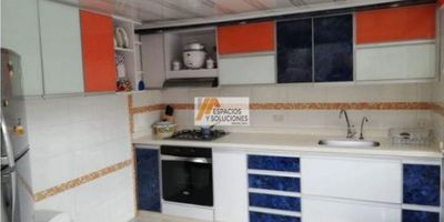 VENTA DE CASA EXCELENTE PARA INVERSION – LAGOS 2 


Amplia Casa en Venta de 2 pisos, con dos apartaestudios independientes en primer piso, y un apartamento en el segundo piso; reformada, fresca y ventilada, vehicular. Estrato 3.

 

Descripción: Consta en el primer piso de dos apartaestudios independientes con sala comedor, cocina, un baño y una habitacion.

En el segundo piso consta  de sala - comedor, cocina integral amplia, patio y zona de ropas, tres alcobas con closets (principal con baño privado y aire acondicionado), baño auxiliar con división en acrilico. 

Parqueadero para carro y para 3 motos  pisos en porcelanato.

 

Precio de venta: 500.000.000 pesos

 

Cuenta con cercanía a los Centros Comerciales de la ciudad, Universidades, colegios de categoría, amplias zonas verdes y además fáciles vías de acceso. a una cuadra de la estacion del metrolinea 

 

¡Tenemos todo lo que necesitas!

Comunícate con nosotros:

☎ +57 (7) 6847511  ?320-3430689
