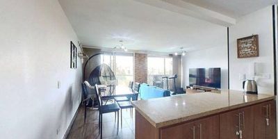 Apartamento en venta de 94m2, con vista exterior, ubicado en un 5to piso (Torre 16 Apto 563, acceso por escaleras y ascensor,  parqueadero propio cubierto (496) y depósito (361). Consta de 3 habitaciones, 3 baños, sala comedor, cocina integral y zona de lavandería. Tiene piso cerámico en todas sus zonas. El conjunto cuenta con zonas verdes, zonas para niños, zonas húmedas, squash, salón múltiple, salón comunal, zona BBQ y vigilancia privada las 24 horas. Cerca al centro comercial Ecoplaza y Casablanca; cerca a almacenes de cadena como D1 y Ara;  vías de acceso por la calle 9sur.
 h_property_nid_ref:  38787481746
 h_property_uuid_detail:  8ecf564f-6f60-4c4e-a906-c7068690260f
 ubicacion: Mosquera,Sol creciente
 Inmueble ofertado por nuestro aliado HABI.