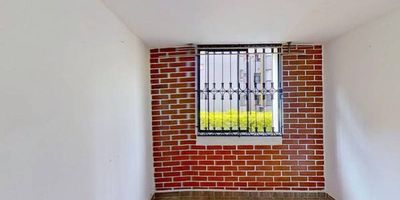 Apartamento en venta de 37m2, con vista interior, ubicado en un 1er piso (Torre 10 Apto 104) acceso por escaleras. Consta de 2 habitaciones, 1 baño, sala comedor, cocina integral y zona de lavandería. Tiene piso cerámico en todas sus zonas. El conjunto cuenta con zona infantil, zonas verdes, salón social, parqueadero comunal y vigilancia privada las 24 horas. Cerca a centro comercial Parque Campestre; cerca a colegio Colsubsidio Maiporé y colegio Psicopedagógico Juan Pablo II; cerca almacenes de cadena D1, Ara, Colsubsidio y Surtimáx; vías de acceso por la Calle 30 Sur y Carrera 3.
 h_property_nid_ref:  16980829731
 h_property_uuid_detail:  cf228c39-15d3-4049-b0f3-f0df4af23a53
 ubicacion: Soacha,Maipore
 Inmueble ofertado por nuestro aliado HABI.