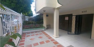 Casa en Venta – Barrio La Concepción, BarranquillaAmplia casa de 400 metros cuadrados ubicada en el tradicional y residencial sector de La Concepción, ideal para vivienda familiar o uso mixto.Características del inmueble:Área total: 400 m²3 habitaciones amplias3 bañosCuarto y baño de servicioSala comedor espaciosaCocina tradicionalPatio internoTerraza frontalGaraje privadoUbicada en una zona tranquila, con fácil acceso a vías principales, centros comerciales, colegios y servicios esenciales.Valor de venta: Consultar precio.Contacto: WhatsApp 3507049400