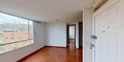 Apartamento en venta de 40m², con vista interior, ubicado en un 6to piso (Torre 8 Apto 601), con acceso por escaleras y parqueadero comunal. Cuenta con 2 habitaciones, 1 baño, sala comedor, cocina integral y zona de lavandería, con pisos en cerámica en todas sus áreas que garantizan practicidad y fácil mantenimiento. El conjunto ofrece espacios pensados para la familia como salón social, parque infantil, zonas verdes y vigilancia privada las 24 horas. Su excelente ubicación lo conecta con el centro comercial Mi Plaza, almacenes de cadena como Olímpica, Ara y D1, el Colegio Bilingüe de Soacha Rosalía Vidal de Rico, la Universidad de Cundinamarca, además de contar con cómodas vías de acceso por la Av. San Marón y la Carrera 10.
 h_property_nid_ref:  42654163473
 h_property_uuid_detail:  2786f0ed-4db5-43ad-98d3-b3d633d72af8
 ubicacion: Soacha,Hogares
 Inmueble ofertado por nuestro aliado HABI.