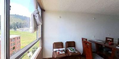 Apartamento en venta de 47m2, con vista exterior, ubicado en un 8vo piso (Torre 1 Apto 804), acceso por ascensor y escaleras, Parqueadero comunal. Consta de 3 habitaciones, 2 baños, sala comedor, cocina  y zona de lavandería. Tiene piso laminado en  zona social y habitaciones y cerámico en baños y cocina. El conjunto cuenta con zonas verdes, zona para niños, salón comunal y vigilancia privada las 24 horas. Cerca a centro comercial Parque Campestre; cerca a colegio Colsubsidio Maiporé y colegio Psicopedagógico Juan Pablo II; cerca almacenes de cadena como Tiendas  D1, Ara, Colsubsidio y Surtimax; Vías de acceso por la Carrera 1 y Calle 30 Sur.
 h_property_nid_ref:  34536178500
 h_property_uuid_detail:  2c0c8b8d-0908-48aa-903a-197d2dfdf160
 ubicacion: Soacha,Maiporé
 Inmueble ofertado por nuestro aliado HABI.