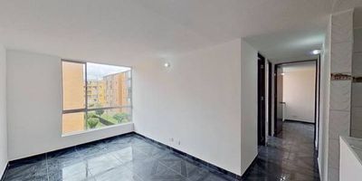 Apartamento en venta de 47M², con vista interior, ubicado en un 4to piso (Torre 12 Apto 403), acceso por escaleras, parqueadero comunal. Consta de 3 habitaciones, 1 baño, sala comedor, cocina integral y zona de lavandería. Tiene piso cerámico en todas sus zonas. El conjunto cuenta con salón comunal, parque infantil, zonas verdes y vigilancia privada las 24 horas. Cerca a centro comercial MiraFlores; cerca a tiendas y supermercados de barrio; cerca a colegio Minuto de Dios Ciudad Verde;  cerca a universidad UNAD - Ciudad Verde; cerca a paraderos de transporte publico e intermunicipal; Vías de acceso por la carrera 38 y Diagonal 40
 h_property_nid_ref:  33296444489
 h_property_uuid_detail:  cc08936d-be94-4b3c-819f-7096af257cf4
 ubicacion: Soacha,Ciudad Verde
 Inmueble ofertado por nuestro aliado HABI.