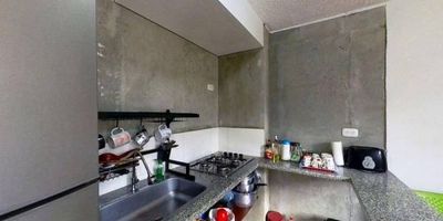 Apartamento en venta de 47m2, con vista exterior, ubicado en un 3er piso (Torre 6 Apto 303), acceso por escaleras. Consta de 3 habitaciones, 2 baños, sala comedor, cocina  y zona de lavandería. Tiene piso laminado en zona social y habitaciones, piso cerámico en coicna, zona de lavado y baños . El conjunto cuenta con zonas verdes, zona de niños, salón comunal y vigilancia privada las 24 horas. Cerca a centro comercial Maiporé; cerca a almacenes de cadena como Ara;  Vías de acceso por la carrera 1 y calle 30.
 h_property_nid_ref:  41570429810
 h_property_uuid_detail:  c05187ed-4436-4be7-a673-7401216d56ed
 ubicacion: Soacha,Colsubsidio Maipore
 Inmueble ofertado por nuestro aliado HABI.