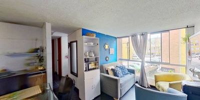 Apartamento en venta de 48m2, con vista interior, ubicado en un 2do piso (Torre 7 Apto 204), acceso por escaleras, parqueadero comunal. Consta de 3 habitaciones, 2 baños, sala comedor, cocina y zona de lavandería. Tiene piso cerámico en todas sus zonas. El conjunto cuenta con zonas verdes, zona infantil, salón social y vigilancia privada las 24 horas. Cerca a centros comerciales como Prado Verde, Miraflores y Jardín Verde; cerca a almacenes de cadena como D1 y Olímpica; cerca a colegios como Carlos Albán Holguín y Chiloé; cerca a universidad UNAD; Vías de acceso por la transversal 40 y la calle 32. 
 h_property_nid_ref:  38068463195
 h_property_uuid_detail:  b8d9e618-060c-40df-b9a7-26cf46cfa5b3
 ubicacion: Soacha,Ciudad Verde
 Inmueble ofertado por nuestro aliado HABI.