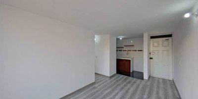 Apartamento en venta de 48m2, con vista interior, ubicado en un 4to piso (Torre 8 Apto 401), acceso por escaleras, parqueadero comunal. Consta de 2 habitaciones, 1 baños, sala comedor, cocina integral y zona de lavandería. Tiene piso laminado en habitaciones y zona social y cerámico en baños y cocina. El conjunto cuenta con salón comunal, zonas verdes, parque infantil y vigilancia privada las 24 horas. Cerca a centro comercial MiraFlores; cerca a tiendas y supermercados de barrio; cerca a colegio Minuto de Dios Ciudad Verde; cerca a universidad UNAD - Ciudad Verde; cerca a paraderos de transporte publico e intermunicipal; Vías de acceso por la Carrera 31 y Calle 38.
 h_property_nid_ref:  34331690416
 h_property_uuid_detail:  8afa4cdb-e7dd-4503-8f82-10a73d184e2d
 ubicacion: Soacha,Ciudad Verde
 Inmueble ofertado por nuestro aliado HABI.