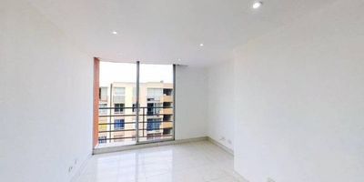 Apartamento en venta de 49m2, con vista interior, ubicado en un 6to piso (Torre 25 Apto 602), acceso por escaleras, parqueadero comunal. Consta de 2 habitaciones, 2 baños, sala comedor, estudio, cocina integral y zona de lavandería. Tiene piso cerámico en todas sus zonas. El conjunto cuenta con zonas verdes, zona de niños y vigilancia privada las 24 horas. Cerca a centro comercial Mercurio, Ventura, Terreros, Gran Plaza Soacha; cerca a almacenes de cadena como Éxito, Metro, Surtimayorista; cerca a colegio El Trébol, Nuestra Señora de la Misericordia; cerca a Universidad Areandina, Nacional Abierta y a Distancia; cerca a estación de Transmilenio San Mateo; Vías de acceso por la Carrera 21.
 h_property_nid_ref:  35401783841
 h_property_uuid_detail:  b5b17f69-8e89-411b-bee4-fcfa451dd7b4
 ubicacion: Soacha,Ciudad Verde
 Inmueble ofertado por nuestro aliado HABI.
