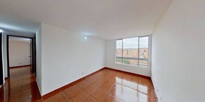 Apartamento en venta de 50m2, con vista interior, ubicado en un 6to piso (Torre 7 Apto 604), acceso por escaleras, parqueadero comunal. Consta de 3 habitaciones, 2 baños, sala comedor, cocina semi integral y zona de lavandería. Tiene piso cerámico en todas sus zonas. El conjunto cuenta con zonas verde, parque infantil, salón social y vigilancia privada las 24 horas. Cerca a centros comerciales Prado Verde, Jardín Verde y Miraflores; Cerca a colegio Urbanización Acanto, colegio Británico Brighton, colegio Minuto de Dios Ciudad Verde, colegio León XIII Chiloé; Cerca a universidad UNAD; cerca a almacenes de cadena como Colsubsidio; cerca a estación de Transmilenio San Mateo; con vías de acceso por la Calle 33 y la Carrera 40.
 h_property_nid_ref:  39073105950
 h_property_uuid_detail:  667836ad-6705-413a-91e9-82c83b63a311
 ubicacion: Soacha,Ciudad Verde
 Inmueble ofertado por nuestro aliado HABI.