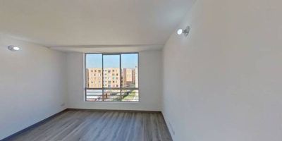 Apartamento en venta de 51m2, con vista interior, ubicado en un 6to piso (Torre 5 Apto 604), acceso por escaleras, parqueadero comunal. Consta de 3 habitaciones, 1 baño, sala comedor, cocina y zona de lavandería. Tiene piso laminado en habitaciones, zona social y cerámico en baño y cocina. El conjunto cuenta con salón comunal, zonas verdes, parque infantil y vigilancia privada las 24 horas. Cerca a centro comercial Metro Recreo; cerca a supermercados y tiendas de barrio; cerca a colegio Villas del Progreso; cerca a paraderos del SITP; Vías de acceso por la calle 81 sur y carrera 96.
 h_property_nid_ref:  19736794497
 h_property_uuid_detail:  637ddf57-4da9-4852-aec1-19a3bf1b4f1c
 ubicacion: Soacha,Ciudad Verde
 Inmueble ofertado por nuestro aliado HABI.