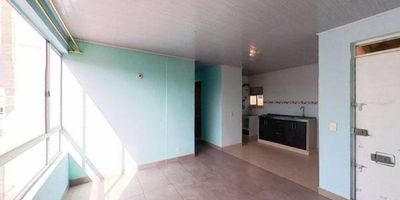 Apartamento en venta de 54 m² con vista interior, ubicado en un 6° piso (Torre 17, Apto 601), con acceso por escaleras. Cuenta con 3 habitaciones, 2 baños, sala comedor, cocina integral y zona de lavandería, con piso cerámico en todas sus áreas. El conjunto ofrece espacios pensados para disfrutar en familia, con parque infantil, salón social, zonas verdes, cancha múltiple y vigilancia privada las 24 horas. Su ubicación es estratégica, cerca de los centros comerciales Miraflores y Prado Verde, almacenes de cadena como Olímpica y Surtimax, colegios Chiloé, Minuto de Dios y Ciudad Verde, además de la Universidad Nacional Abierta y a Distancia, con cómodas vías de acceso por la Carrera 30 Este y la Calle 36 Sur.
 h_property_nid_ref:  35831446063
 h_property_uuid_detail:  6b1039e7-7f6e-4349-bf52-aaf2b79a580b
 ubicacion: Soacha,Ciudad Verde
 Inmueble ofertado por nuestro aliado HABI.