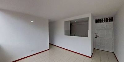 Apartamento en venta de 55 m², con vista interior, ubicado en un 6to piso (Torre 7 Apto 608), acceso por escaleras. Consta de 3 habitaciones, 2 baños, sala comedor, cocina integral y zona de lavandería. Tiene piso cerámico en todas sus zonas. El conjunto cuenta con salón comunal, zonas verdes, parque infantil vigilancia privada las 24 horas. Cerca a centro comercial Vivelo Mercurio; cerca de almacenes de cadena como Ara; cerca a colegio Nuestra Señora Del Carmen Soacha; Vías de acceso por la Calle 30 Sur y Carrera 2.
 h_property_nid_ref:  36971526180
 h_property_uuid_detail:  26504d22-e9c5-41d5-bf19-b11ab48f0571
 ubicacion: Soacha,Ciudadela Colsubsidio Maiporé
 Inmueble ofertado por nuestro aliado HABI.