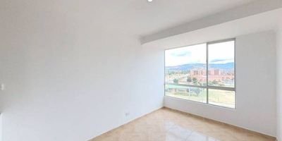 Apartamento en venta de 54m2, con vista exterior, ubicado en un 4rto piso (Torre 4 Apto 603), acceso por escaleras. Consta de 3 habitaciones, 2 baños, sala comedor, cocina integral y zona de lavandería. Tiene piso cerámico en todas sus zonas. El conjunto cuenta con zonas verdes, zona de niños, gimnasio, salón comunal y vigilancia privada las 24 horas. Cerca a centro comercial Prado Verde, Miraflores y Jardín Verde; cerca a almacenes de cadena como Olímpica y Surtimax; cerca a colegios La Unidad y Minuto de Dios Ciudad Verde; cerca a universidades UNAD y UNIMINUTO; cerca a estación de Transmilenio San Mateo y Terreros; Vías de acceso por la Calle 15 y Transversal 40.
 h_property_nid_ref:  38982431927
 h_property_uuid_detail:  18d4c889-67ce-4421-b390-4d28a2691313
 ubicacion: Soacha,Ciudad Verde
 Inmueble ofertado por nuestro aliado HABI.