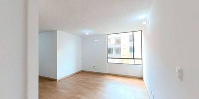 Apartamento en venta de 57 M², con vista interior, ubicado en un 4to piso (Torre 15 Apto 404), acceso por escaleras. Consta de 3 habitaciones, 2 baños, sala comedor, cocina integral y zona de lavandería. Tiene piso laminado en habitaciones y zona social y cerámico en baños y cocina. El conjunto cuenta con salón comunal, zonas verdes, zona para niños, cancha múltiple, parqueadero comunal y vigilancia privada las 24 horas. Cerca a centro comercial Parque Campestre; cerca a almacenes de cadena como D1, Ara y Surtimax; cerca a colegio Liceo Satélite y Rafael Núñez; cerca a Universidad de Cundinamarca y Uniminuto; cerca a estación de Transmilenio San Mateo; Vías de acceso por la Carrera 18 G y Calle 15.
 h_property_nid_ref:  35114385190
 h_property_uuid_detail:  6537fb02-efac-484e-bf47-eaf070c9f24e
 ubicacion: Soacha,Hogares Soacha
 Inmueble ofertado por nuestro aliado HABI.