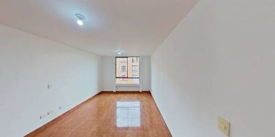 Apartamento en venta de 56m2, con vista interior, ubicado en un 5to piso (Torre 13 Apto 504), acceso por escaleras, parqueadero comunal. Consta de 3 habitaciones, 2 baños, sala comedor, cocina integral y zona de lavandería. Tiene piso laminado en habitaciones y cerámico en zona social, cocina y baños. El conjunto cuenta con salón comunal, zonas verdes, parque infantil y vigilancia privada las 24 horas. Cerca a centro comercial jardín; cerca tiendas y supermercados de barrio; cerca a colegio Minuto de Dios Ciudad Verde; cerca a universidad UNAD - Ciudad Verde; cerca a paraderos del SITP; Vías de acceso por la Avenida Tierra Negra y Calle 35.
 h_property_nid_ref:  20668578957
 h_property_uuid_detail:  01cfad40-acd2-4dc9-9ac4-bc6065581cac
 ubicacion: Soacha,Ciudad Verde
 Inmueble ofertado por nuestro aliado HABI.