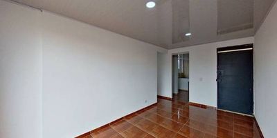 Apartamento en venta de 60m2, con vista interior, ubicado en un 6to piso (Torre 4 Apto 603), acceso por escaleras, parqueadero comunal. Consta de 3 habitaciones, 2 baños, sala comedor, cocina integral y zona de lavandería. Tiene piso cerámico en todas sus zonas. El conjunto cuenta con salón comunal, parque infantil, zonas verdes y vigilancia privada las 24 horas. Cerca a centro comercial Parque Campestre; cerca a tiendas y supermercados de barrio; cerca a colegio Institución Educativa Liceo Satélite; cerca a paradero de transporte publico e intermunicipal; Vías de acceso por la Carrera 16 y Calle 7 Sur.
 h_property_nid_ref:  34201545308
 h_property_uuid_detail:  7aef4650-3499-4587-9cbe-1717c79703ff
 ubicacion: Soacha,Parque Campestre
 Inmueble ofertado por nuestro aliado HABI.