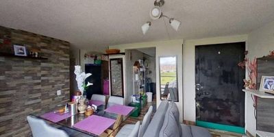 Este apartamento en venta de 61m², ubicado en el 5to piso (Torre 2 Apto 503), con acceso por escaleras y parqueadero comunal, es el espacio perfecto para comenzar una nueva etapa en un entorno tranquilo y familiar. Ofrece 3 cómodas habitaciones, 2 baños, sala comedor, cocina integral y zona de lavandería, con pisos cerámicos que aportan frescura y fácil mantenimiento en todo el inmueble. El conjunto residencial brinda bienestar con salón social, parque infantil, zonas verdes y vigilancia privada las 24 horas. Su excelente ubicación lo conecta con lo mejor de la zona: a pasos del centro comercial Parque Campestre, tiendas D1 y Ara, colegios como Santa Ana y la Escuela Normal Superior María Auxiliadora, universidades como la de Cundinamarca y Uniminuto, y muy cerca de la estación de Transmilenio San Mateo, con accesos cómodos por la Carrera 14 y la Vía Indumil.
 h_property_nid_ref:  32205468430
 h_property_uuid_detail:  5200fa35-50c9-4c95-b876-7ea941d716e4
 ubicacion: Soacha,Compartir
 Inmueble ofertado por nuestro aliado HABI.