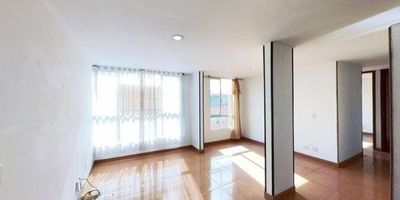Este encantador apartamento de 57?m², ubicado en el sexto piso (Torre 13 Apto 601) con vista interior y acceso por escaleras, es una excelente oportunidad para quienes buscan un hogar cómodo y bien ubicado. Cuenta con tres habitaciones, dos baños, sala comedor, cocina integral y zona de lavandería, todo con piso cerámico que facilita su mantenimiento y brinda una sensación de frescura en cada espacio. El conjunto ofrece un ambiente familiar con salón comunal, parque infantil, zonas verdes y vigilancia privada las 24 horas, ideal para disfrutar con tranquilidad. Se encuentra cerca del centro comercial Miraflores, tiendas y supermercados de barrio, del colegio Minuto de Dios Ciudad Verde, la universidad UNAD – Ciudad Verde y paraderos de transporte público, con cómodas vías de acceso por la Calle 17 y la Carrera 32.
 h_property_nid_ref:  32728733835
 h_property_uuid_detail:  03bbdd07-8cbc-41a8-b550-0d2bf04eda8a
 ubicacion: Soacha,Ciudad Verde
 Inmueble ofertado por nuestro aliado HABI.