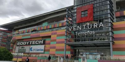 Local ubicado en el segundo piso del centro comercial con área libre.