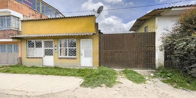 Amplia casa para venta en Tocancipá, Cundinamarca, ubicada en Lote El Progreso, Vereda El Tibito. Este inmueble de un piso, con 641 m² de área construida y privada, es una opción ideal para quien busca grandes espacios o una inversión. Cuenta con 9 habitaciones, 5 baños, 4 cocinas, 4 salas, comedor y 3 patios. La propiedad es para estrenar y dispone de vigilancia, brindando un entorno seguro. Aproveche esta oportunidad de adquirir una casa con amplias prestaciones en Tocancipá. Para más información o para visitar esta casa en venta, puede contactar vía WhatsApp, ver teléfonos o solicitar que lo contacten.