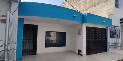 Codigo: 9555FR075 .  Venta de casa ubicada en Montería. Consta de area social, 2 habitaciones la principal con baño privado, un baño social, cocina, garaje y un patio amplio de aproximadamente 21 m2. Su acceso y ubicación en una zona residencial brindan tranquilidad y seguridad. Además, el inmueble está rodeado de zonas verdes y parques cercanos, y sus estructuras estan aptas para continuar contruccion en segundo piso.

¡No pierdas la oportunidad de conocerla y hacerla tuya! Contáctanos para más información.
