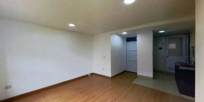 Apartamento en venta de 60m², con vista exterior, ubicado en un 1°er piso (Torre 3 Apto 102). Consta de 3 habitaciones, 2 baños, hall de alcobas, sala de estudio, sala comedor, cocina y zona de lavandería. Tiene piso laminado en habitaciones y zona social y cerámico en baños y cocina. El conjunto cuenta con zonas verdes, infantiles, salón comunal, piscina, áreas húmedas, cancha minifútbol, gimnasio y vigilancia privada las 24 horas. Cerca a almacenes de cadena como Olímpica; cerca a colegio Instituto Técnico Industrial Tocancipá; cerca a universidad Politécnico Grancolombiano; cerca a paraderos de buses intermunicipales; Vías de acceso por la carrera 12.
 h_property_nid_ref:  34234567051
 h_property_uuid_detail:  0a3daf14-0560-42df-a6cd-8ec789327d29
 ubicacion: Tocancipa,Verganzo
 Inmueble ofertado por nuestro aliado HABI.