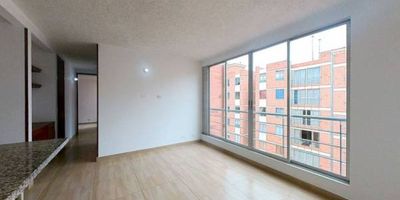 Apartamento en venta de 59 m², con vista interior, ubicado en un 5to piso (Torre 4 Apto 506), con acceso por ascensor y parqueadero comunal. Su distribución ofrece 3 habitaciones, 2 baños, sala comedor, cocina integral y zona de lavandería, todos con piso cerámico para mayor practicidad y fácil cuidado. El conjunto brinda espacios pensados para la comodidad de la familia como salón comunal, zonas verdes, parque infantil y vigilancia privada las 24 horas. Su ubicación es estratégica, cerca al centro comercial MegaCity, a supermercados como Tienda D1, Tienda Ara, Éxito y Surtimax, instituciones educativas como el Colegio San Mateo y la Universidad Uniminuto Zipaquirá, además de contar con paraderos de transporte público e intermunicipal y vías de acceso por la Calle 26 y la Carrera 17, lo que lo convierte en un lugar ideal para disfrutar de un hogar tranquilo y bien conectado.
 h_property_nid_ref:  33319356066
 h_property_uuid_detail:  1a2b7369-2f02-4cf7-bb5d-ac793bcde20d
 ubicacion: Zipaquirá,Zipaquira
 Inmueble ofertado por nuestro aliado HABI.