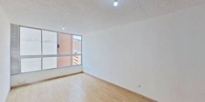 Apartamento en venta de 59m2, con vista exterior, ubicado en un 8avo piso (Torre 10 Apto 804), acceso por ascensor. Consta de 3 habitaciones, 2 baños, sala comedor, cocina y zona de lavandería. Tiene piso laminado en habitaciones y zona social y cerámico en baños y cocina. El conjunto cuenta con piscina, zonas verdes, zona para niños y vigilancia privada las 24 horas. Cerca a centro comercial Megacity; cerca a almacenes de cadena como Tiendas D1, Tiendas Ara; cerca a colegio Britanico de Zipaquirá; Vías de acceso por la Calle 28A y Transversal 22A.


 h_property_nid_ref:  23018253681
 h_property_uuid_detail:  ecca1957-92ee-4a54-a93d-3e20a65cdff0
 ubicacion: Zipaquirá,San Rafael
 Inmueble ofertado por nuestro aliado HABI.