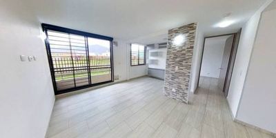 Apartamento en venta de 69m2, con vista exterior, ubicado en un 1er piso (Torre 8 Apto 105), parqueadero propio  (38). Consta de 2 habitaciones, 2 baños, sala comedor, cocina integral, estudio y zona de lavandería. Tiene piso cerámico en todas sus zonas. El conjunto cuenta con salón social, parque infantil, zonas verdes, gimnasio, piscina y vigilancia privada las 24 horas. Cerca a centro comercial La Ribera; cerca a almacenes de cadena como D1 y Ara; cerca a colegio San Luis; cerca a universidad Unisantamaría; Vías de acceso por la calle 28. 
 h_property_nid_ref:  44473789855
 h_property_uuid_detail:  a609d017-603b-4d1d-bede-e9f20cbeb943
 ubicacion: Zipaquirá,Codorniz
 Inmueble ofertado por nuestro aliado HABI.