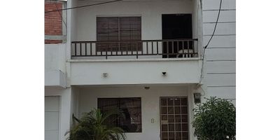 Codigo:  955FR5139

Descubra esta sólida propiedad en el tradicional barrio Los Álamos. Ideal para inversionistas o para quienes buscan diseñar un hogar a su gusto, capitalizando la solidez de la construcción clásica y la amplitud de sus espacios.

Consta de 3 habitaciones con closet, la principal con baño privado y balcon en segundo piso, un baño social, sala, comedor, cocina, patio con zona de lavado.

Este hermoso inmueble te brinda un ambiente agradable y comodo, se encuentra cercano a centros comerciales, almacenes de cadena, colegios, parques, sena y centros medicos.

Con todas estas características, esta propiedad ofrece un estilo de vida privilegiado en una de las ciudades con mayor desarrollo en Colombia. No pierdas la oportunidad de adquirir un lugar ideal para vivir o invertir en la hermosa ciudad de Montería. ¡Contáctanos ahora mismo para más información!
