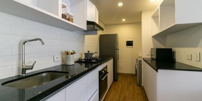 Arriendo apartamento de 62 m2, ubicado en un piso tres con vista al oriente, sin balcón, dos habitaciones, dos baños, cocina tipo americana, parqueadero. El moderno edificio ubicado en el Nogal, cuenta con coworking, sala de juegos, zona de lavandería, gimnasio, zona de aseo de mascotas, parqueadero de bicicletas, terraza. A pocos metros encontrarás Centros Comerciales como de Atlantis Plaza, el Centro Comercial Andino, la Zona T, Universidad EAN, Centro de Tecnología Unilago entre otros. El precio ofrecido incluye el valor de la administración. Aspectos adicionales como amueblamiento, depósito, tienen un valor adicional mensual. Servicios públicos no incluidos al igual que el costo por lavandería. Las imágenes son de referencia. El modelo o distribución del apto. y ubicación dependerá de la disponibilidad de estos. Entrega inmediata. No dudes en contactarnos para mayor información