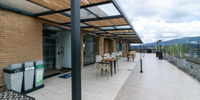 Arriendo apartamento de 78 m2, ubicado en un piso cuarto, sin balcón y vista al oriente, posee dos habitaciones, dos baños, cocina tipo americana. El moderno edificio ubicado en el Nogal, cuenta con coworking, sala de juegos, zona de lavandería, gimnasio, zona de aseo de mascotas, parqueadero de bicicletas, terraza. A pocos metros encontrarás Centros Comerciales como de Atlantis Plaza, el Centro Comercial Andino, la Zona T, Universidad EAN, Centro de Tecnología Unilago entre otros. El precio ofrecido incluye el valor de la administración. Aspectos adicionales como amueblamiento, depósito o parqueadero tienen un valor adicional mensual. Servicios públicos no incluidos al igual que el costo por lavandería. Las imágenes son de referencia. El modelo o distribución del apto. y ubicación dependerá de la disponibilidad de estos. Entrega inmediata.