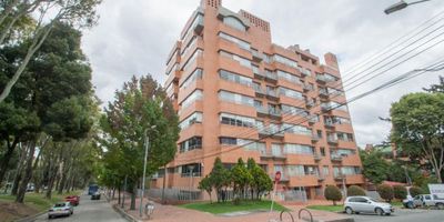 Ubicado en sector residencial (Chico), Cuenta con cómodos y amplios espacios, iluminación natural,alcoba con baño privado, baño social y balcón amplio.Edificio con gimnasio, sala de juntas, lobby, parque de juegos, parqueo de visitantes, salón social, cancha de squash .Cercano a Parques: Parque de la 93, El Virrey, Museo del Chico, Centros Comerciales: Andino y Retiro,Almacenes: D1, Metro, Éxito,Farmatodo, Pepe Ganga, y Restaurantes de la zona del Parque de la 93,Zona T y Zona financiera Cll 100.