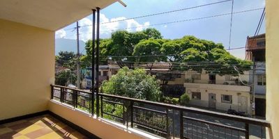 Descubre esta agradable y cómoda casa disponible para arriendo en el tradicional sector de Boston. Ubicada en Medellín, esta propiedad cuenta con un área aproximada de 140 m². Es un espacio ideal para la vida familiar, ofreciendo 5 acogedoras alcobas y 2 baños completos. Disfruta de los diferentes ambientes que incluye un balcón, una cocina funcional, un comedor integrado y una sala acogedora. La casa, de estrato 3. Esta vivienda representa una excelente opción para encontrar tu hogar ideal.