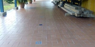 Venta de Un paraíso natural en Salento, Quindío ️

Vive la experiencia del campo con el encanto del Eje Cafetero en esta espectacular propiedad con lindero directo al Río Quindío, rodeada de paisajes únicos y un entorno de alta valorización, ideal para finca hotel.

-Ubicación: Municipio de Salento, Departamento del Quindío
-Área total del predio: 152.700 m² (≈ 23.8 fanegadas)
- Área construida: 450 m² con corredores coloniales
- Lindero con el Río Quindío: 1.019 metros lineales, abundante agua

Características destacadas:

-12 potreros con cerca eléctrica y agua natural de dos quebradas que cruzan la propiedad
-Pastos en estrella africana, corral y embarcadero
-Casa principal con 6 habitaciones y 5 baños independientes
-Sala, comedor, corredores amplios y estilo campestre
-Apartamento independiente para administrador o visitantes
-Bodega de apoyo y excelente infraestructura agropecuaria
-Ubicación estratégica sector turístico por preferencia.

Separe su cita Ya