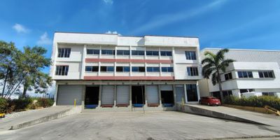 Bodega para arriendo o venta, ubicada en zona industrial de Mamonal, al interior de Zona Franca en Cartagena; con una ubicación estratégica, cerca a los puertos marítimos mas importantes de la ciudad, y el sector industrial. Nuestra oferta cuenta con un área total de 2.276 distribuida en 1.349 m2 de bodegaje y una altura de 15 metros, 397 m2 de area de picking, 397 bodegaje en mezanine y 397 m2 para oficinas, cuenta con 10 baños auxiliares, 6 puertas de descargue con muelles, ideal para tractocamiones, piso en concreto de alta resistencia, excelente iluminación natural. La zona franca cuenta con portería y vigilancia las 24 horas, CCTV con mas de 80 camaras, amplias zonas para maniobra, portería con vigilancia. Haz parte de este complejo de bodegas, esta es la oportunidad ideal para expandir tu negocio. Agenda tu cita y asegura esta amplia bodega.