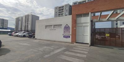 En el sur de la ciudad, se encuentra este encantador apartamento para estrenar de 2 habitaciones y 2 baños, estudio, balcón con bonita vista, con una distribución inteligente que maximiza cada uno de sus 54 metros cuadrados. Desde su acogedora sala de estar hasta su luminosa cocina, cada espacio ha sido diseñado con atención al detalle. Además, cuenta con 1 parqueadero propio, para tu comodidad. Este hogar es ideal para aquellos que buscan un lugar céntrico y funcional para disfrutar de la vida urbana. ¡No pierdas la oportunidad de hacer de este apartamento tu nuevo hogar!