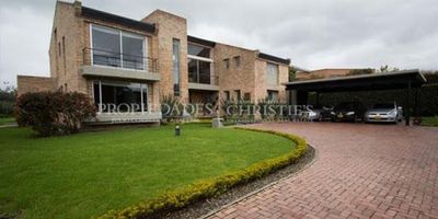 Espectacular casa muy iluminada con magníficos acabados, construcción moderna con ladrillo a la vista. Pisos en granadillo importado, salón principal triple altura. El conjunto cuenta con 15 casas, canchas de tennis, salón de reuniones, gimnasio, planta de tratamiento, planta eléctrica, parque infantil. Ubicado en San Simon a quinientos metros de la Autopista