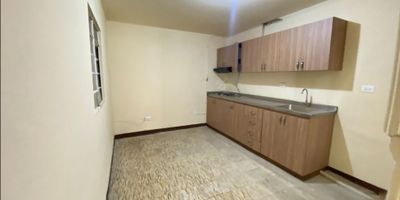 Primer piso
3 alcobas
Sala
Comedor
Cocina integral
Patio de ropas
Zona de estudio 
1 baño posibilidad de hacer otro baño

No tiene parqueadero 
Cerca al parque de Girardota a sólo 5 min
Cerca a empresas industriales como col cerámica, familia y enka de Colombia 
