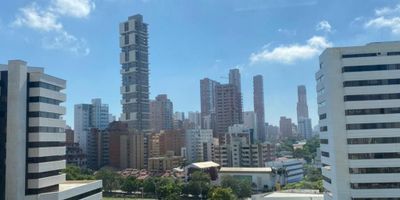 arriendo oficina comercial de 55 M2. Cuenta con Citófono, unidad de aire acondicionado, excelente vista, buena iluminación, paredes pulidas y pintadas. El centro empresarial tiene 20 pisos, 6 ascensores, 7 niveles de parqueo y alta seguridad. Cerca de la heladería Americana, cajeros, bancos, restaurantes, sector comercial y vías de fácil acceso.