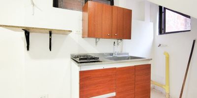 Apartamento interno en el sector de Simón Bolívar. Este inmueble cuenta con un área aproximada de 30 mts² y está perfectamente distribuido. Disfruta de sala comedor, dos alcobas con dos closets, cocina semi integral, un baño cabinado y zona de ropas. Además, todos los espacios cuentan con un moderno piso en porcelanato.  Los servicios públicos son incluidos en el canon de arrendamiento hasta separar contadores.