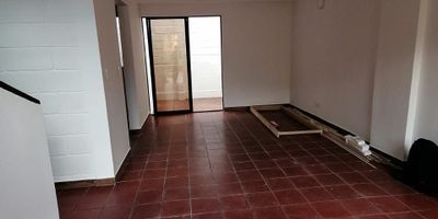 Arriendo casa en belen aliadas zona residencial con buenas vias de acceso y transporte , cerca de parque, tiendas , colegios ,universidad , iglesia,migracion colombia.

El inmuebel cuenta con sala comedor ,cocina integral con red de gas y patio de ropas ,habitacion del servicio con baño privado ,adicional hay un baño social , parqueadero privado, ya en el segundo nivel encontramos 4 habitaciones cada una con closet y un baño privado en la habitacion principaly una sala de tv.