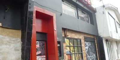 Casa comercial en venta en Bogotá, barrio Las Margaritas, ideal para inversión. Esta propiedad de estrato 5, con 258 m² construidos, se encuentra rentando actualmente. En su primer piso, ofrece tres locales, y en el segundo, un local-bar, asegurando un flujo de ingresos estable. Cuenta con 5 habitaciones y 2 baños, brindando flexibilidad de uso. Para conocer más detalles de esta casa en venta en Las Margaritas, contáctenos por WhatsApp, vea los teléfonos o solicite que lo contacten.